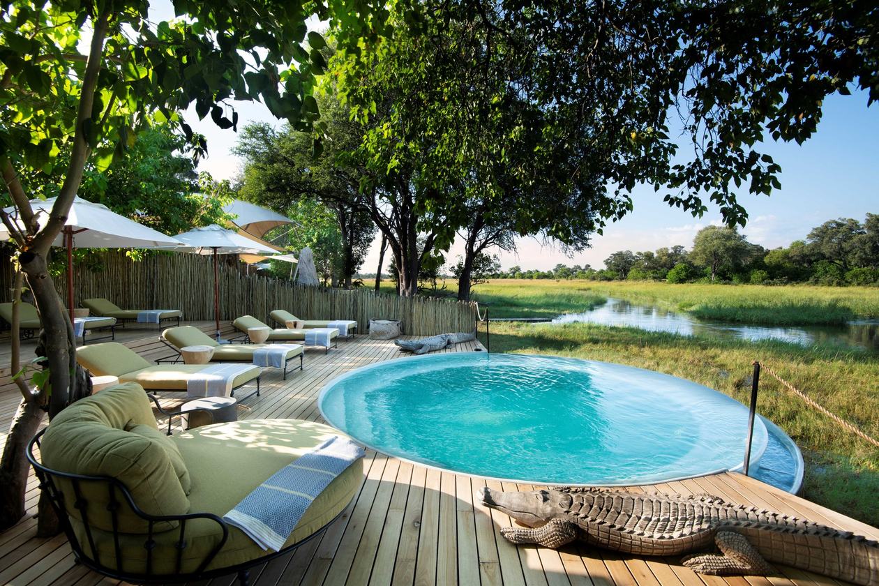 Round plunge pool and loungers overlooking the floodplain at Khwai Leadwood